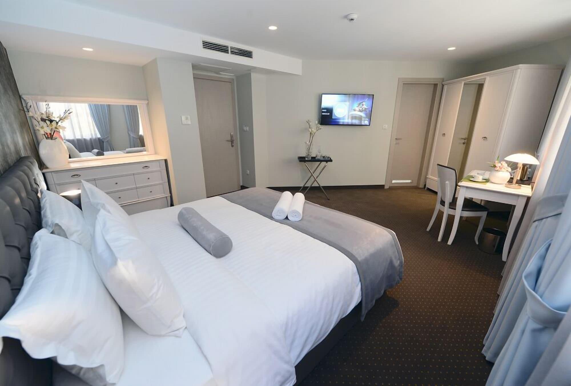 Alexandar Square Boutique Hotel Skopje Bagian luar foto