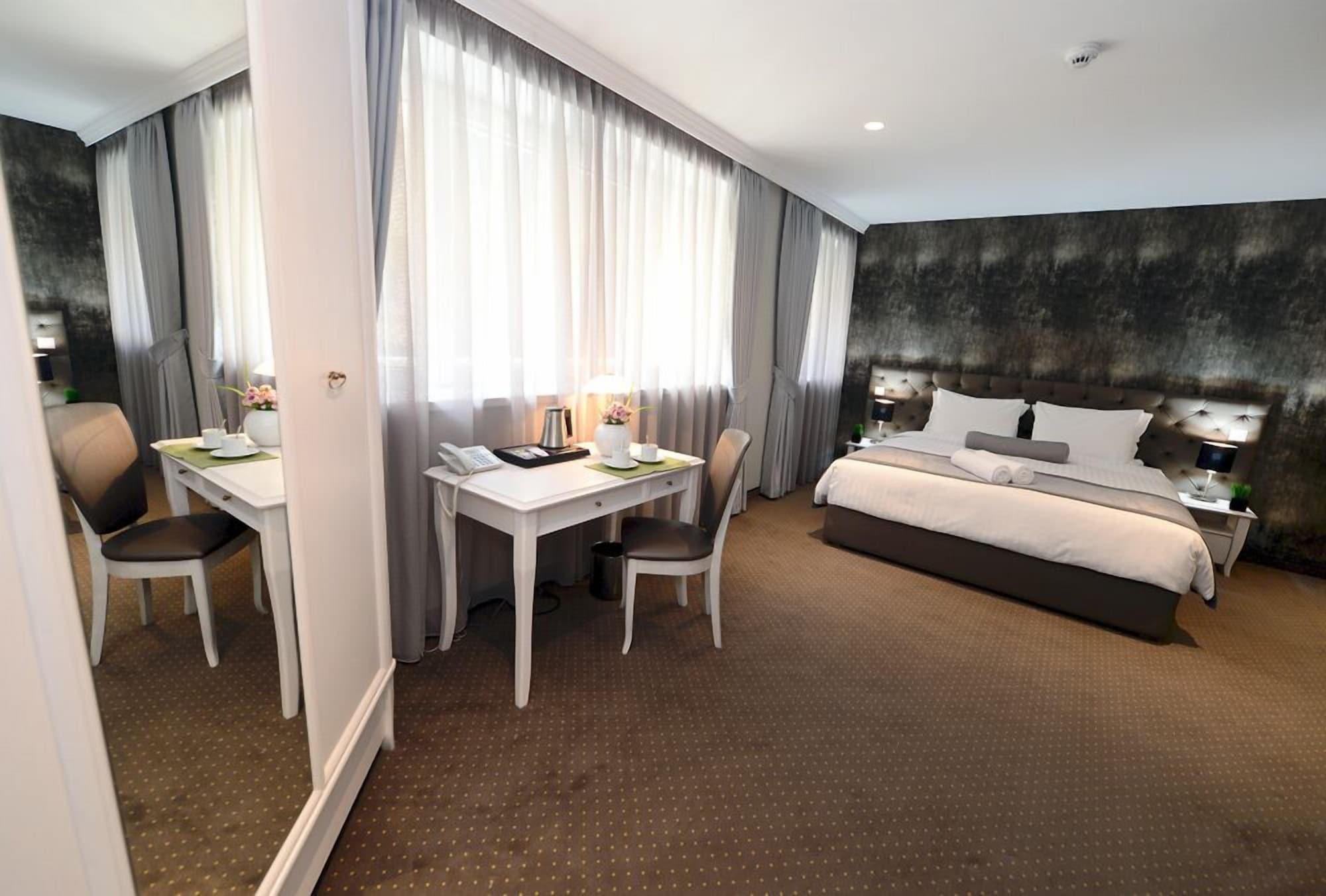 Alexandar Square Boutique Hotel Skopje Bagian luar foto