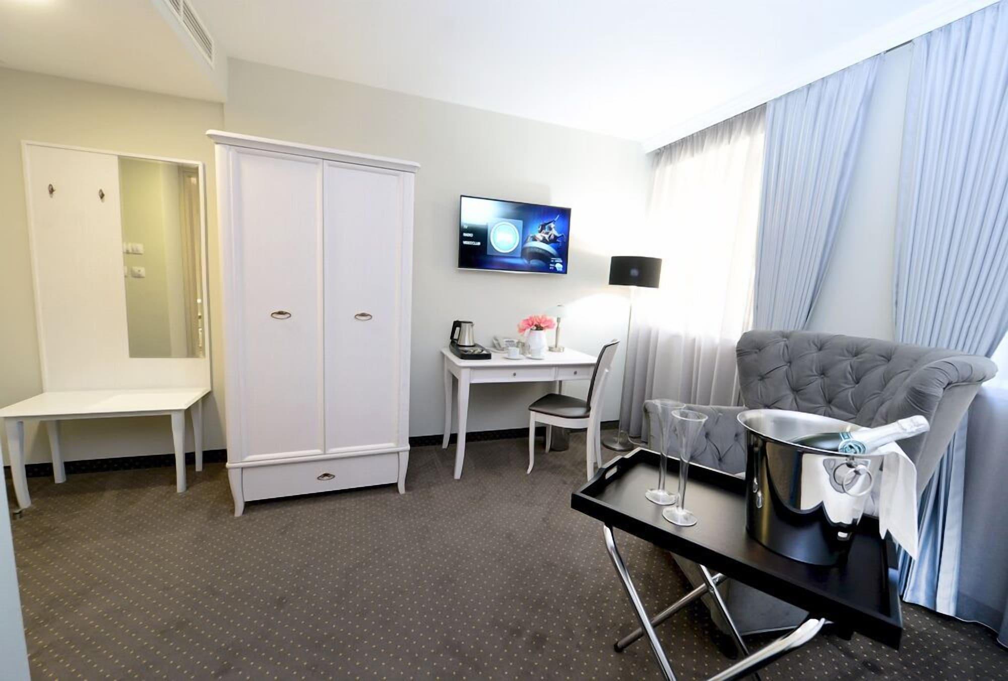 Alexandar Square Boutique Hotel Skopje Bagian luar foto