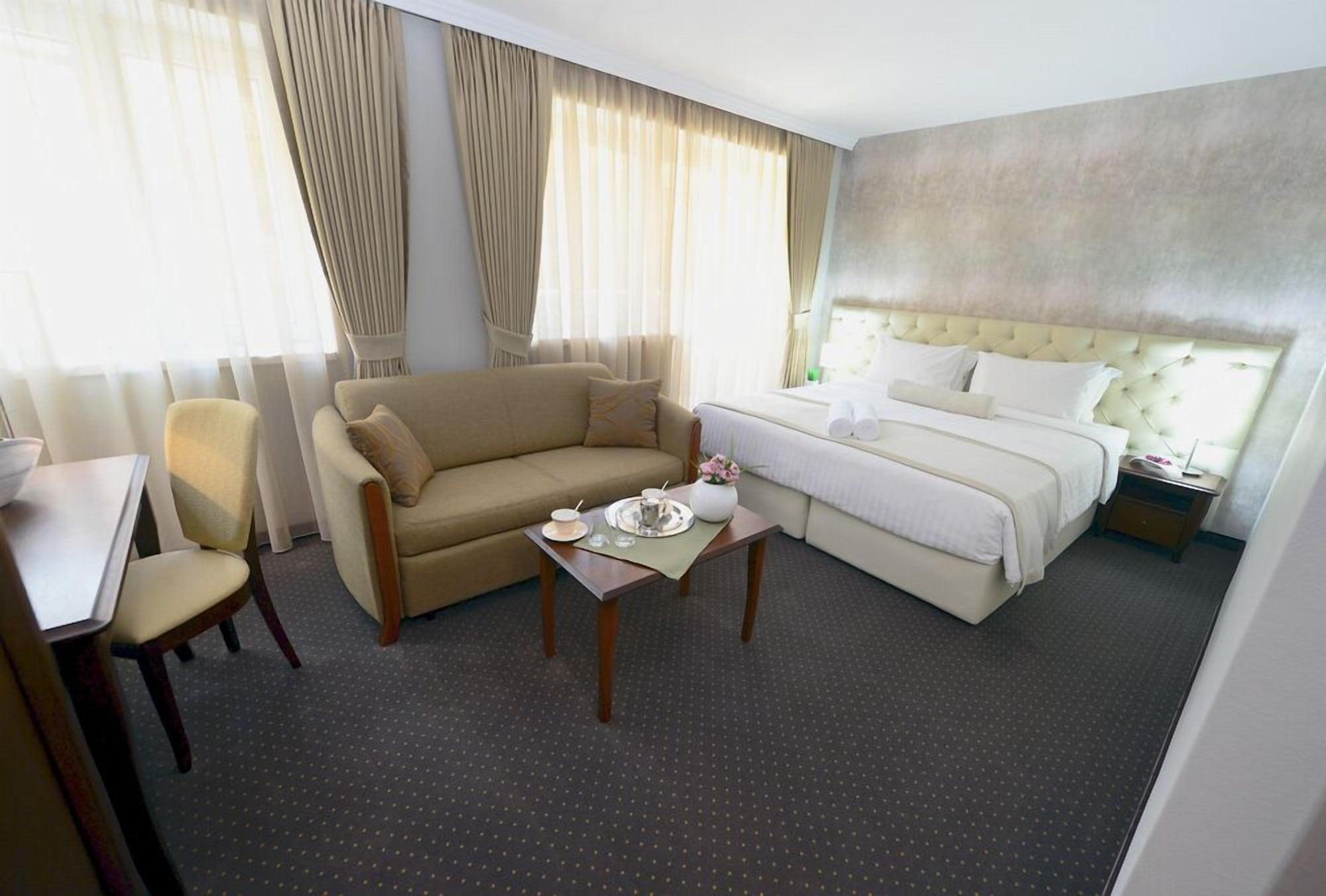 Alexandar Square Boutique Hotel Skopje Bagian luar foto
