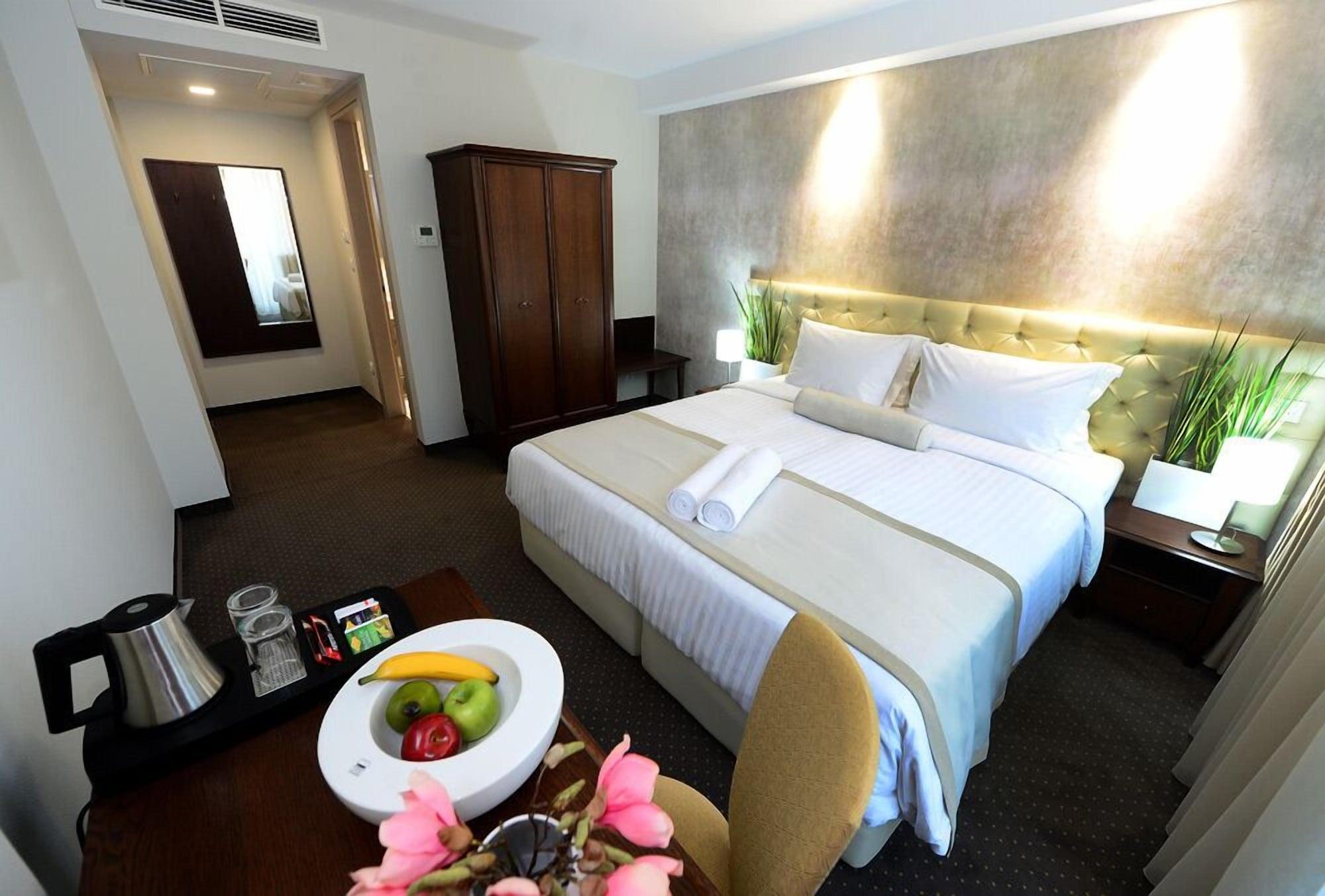 Alexandar Square Boutique Hotel Skopje Bagian luar foto