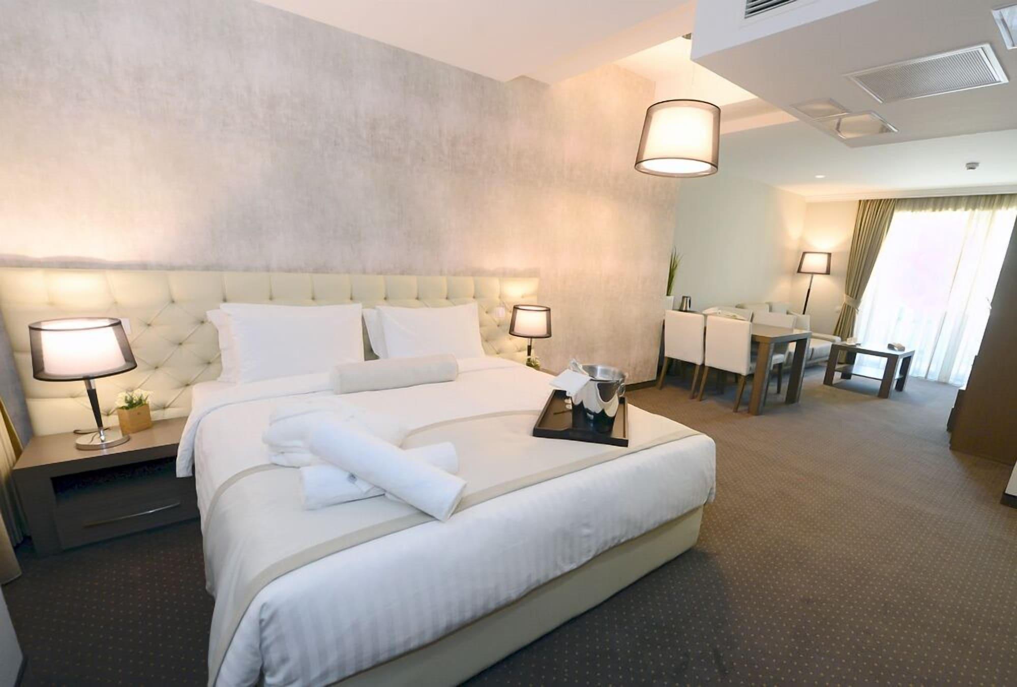 Alexandar Square Boutique Hotel Skopje Bagian luar foto