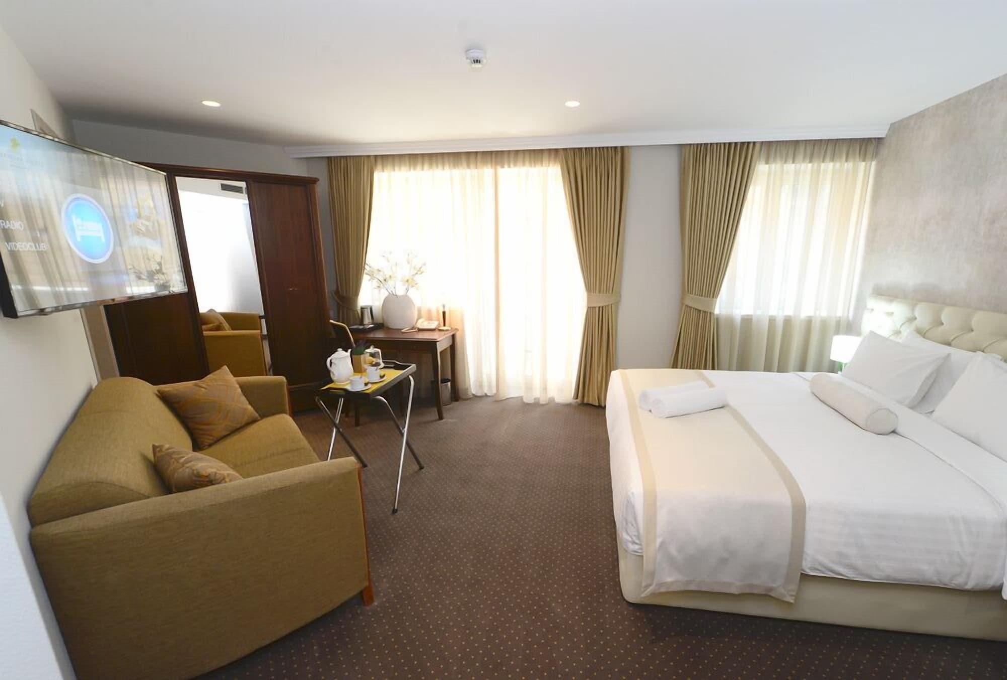 Alexandar Square Boutique Hotel Skopje Bagian luar foto