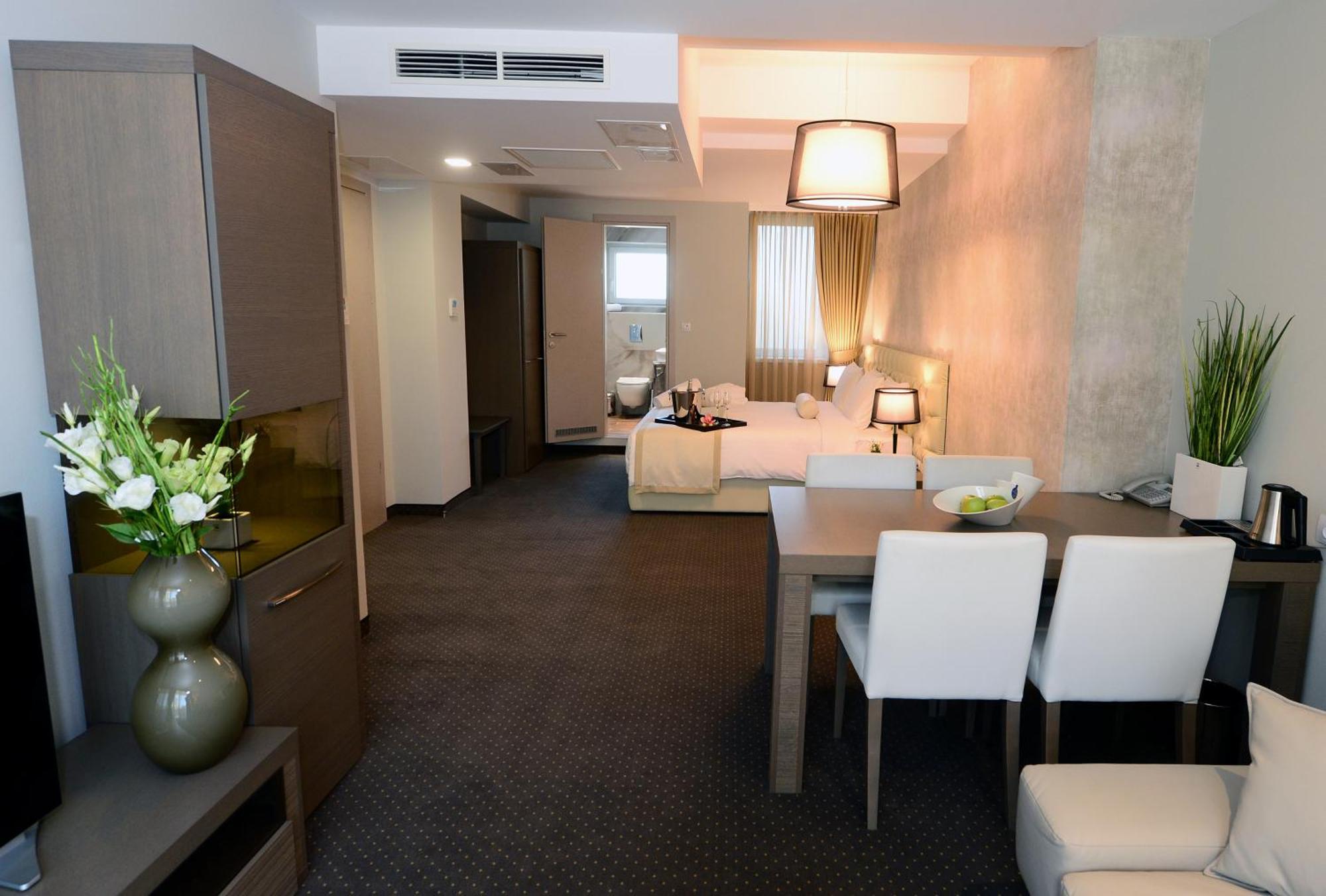 Alexandar Square Boutique Hotel Skopje Ruang foto