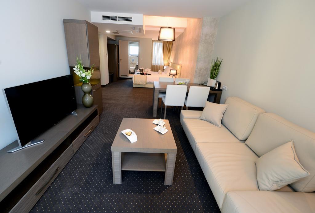 Alexandar Square Boutique Hotel Skopje Bagian luar foto