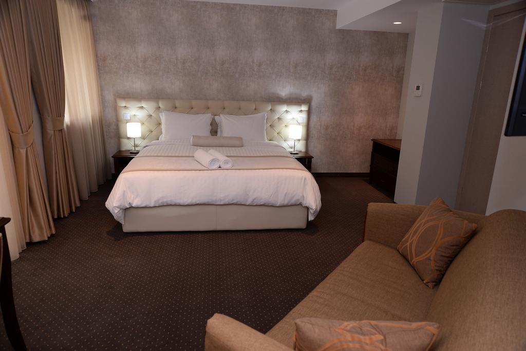 Alexandar Square Boutique Hotel Skopje Bagian luar foto