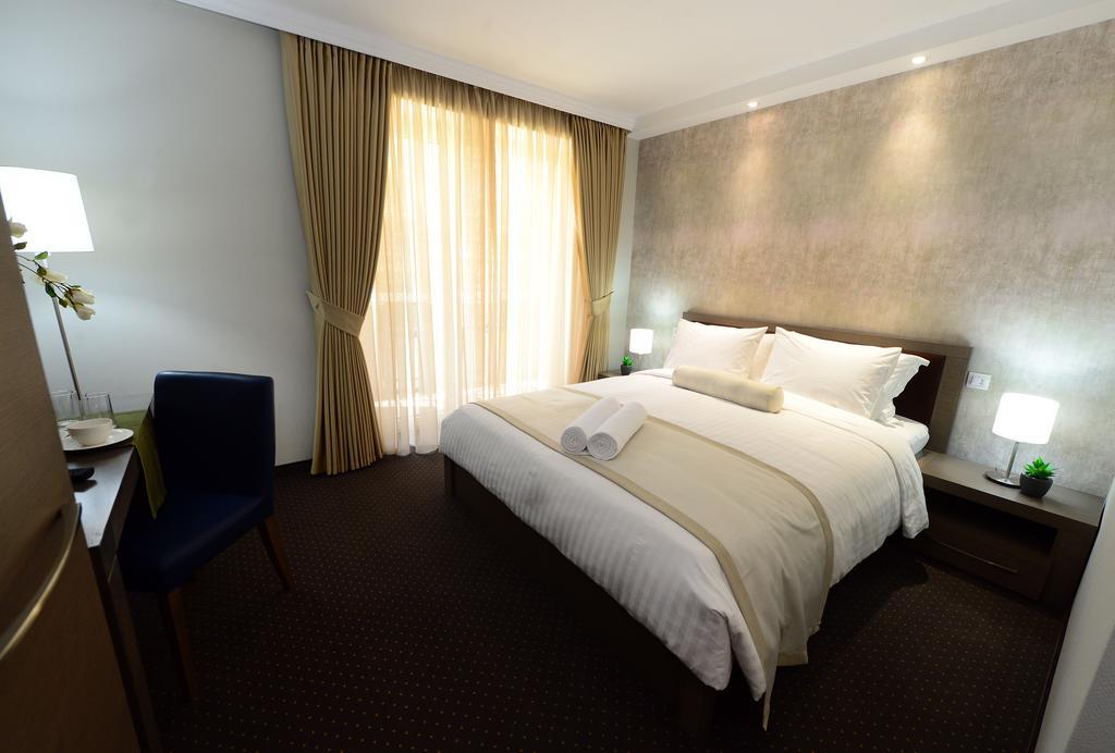 Alexandar Square Boutique Hotel Skopje Bagian luar foto