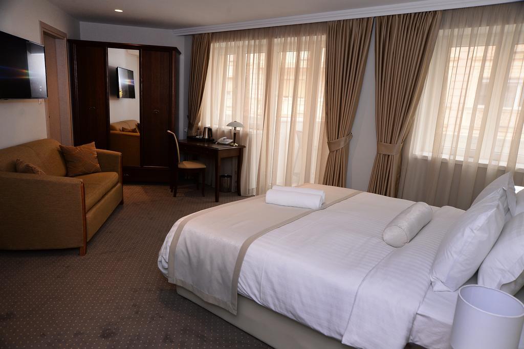 Alexandar Square Boutique Hotel Skopje Bagian luar foto