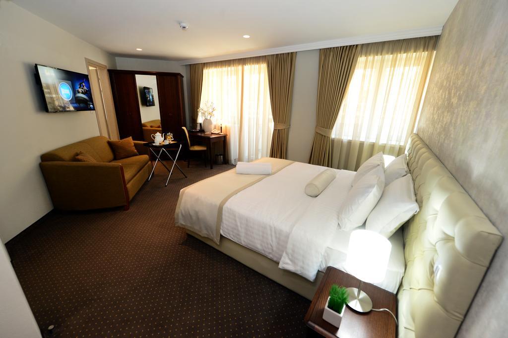 Alexandar Square Boutique Hotel Skopje Bagian luar foto