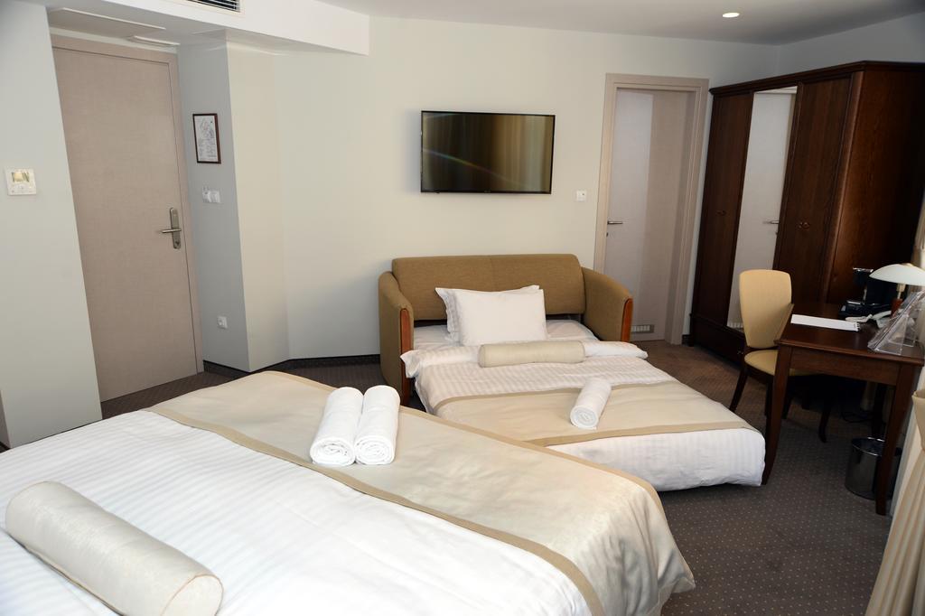 Alexandar Square Boutique Hotel Skopje Bagian luar foto